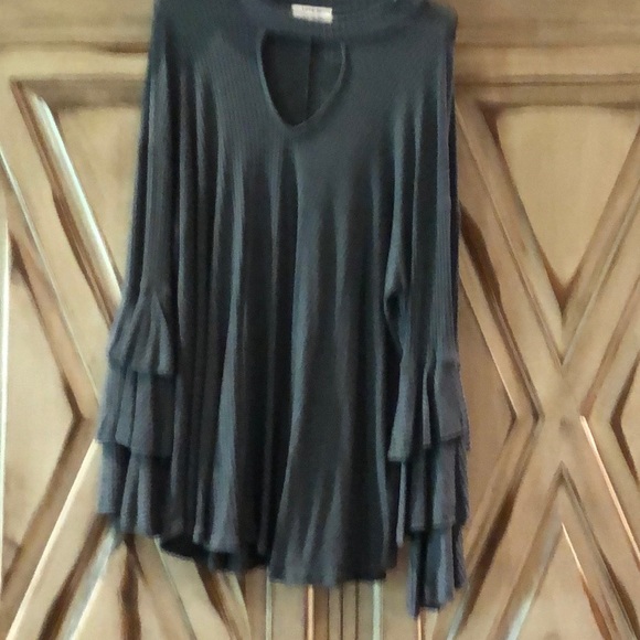 Gray tunic with great sleeves. Keyhole front. - Picture 1 of 3